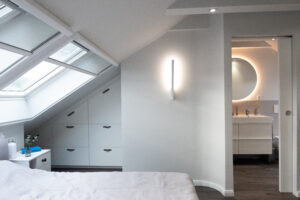 Casa Malina Interior Design Norderstedt – Schlafzimmer im Dachgeschoss mit Einbauschränken