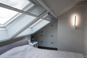 Innenarchitektur Dachgeschoss Norderstedt – modernes Schlafzimmer mit Einbaumöbeln unter der Dachschräge