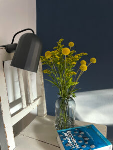 Innenarchitektur Hamburg – Detail Schlafzimmer mit gelben Blumen und blauer Wandfarbe