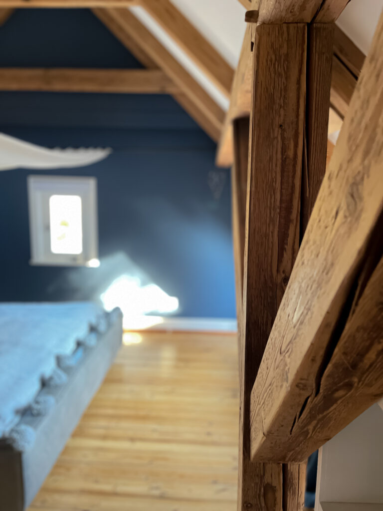 Interior Design Schlafzimmer Hamburg – Schlafen unter Dachbalken, Casa Malina