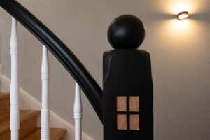 Casa Malina Interior Design Hamburg – Detailansicht Treppenhaus mit schwarzem Handlauf