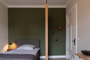 Casa Malina Interior Design Hamburg – Schlafzimmer mit grüner Akzentwand in der Wohnung ALIDA“