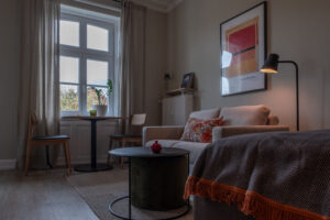 Wohnung ALIDA Hamburg – Interior Design für Wohnen auf Zeit, Sofa- und Schlafbereich im Altbau“